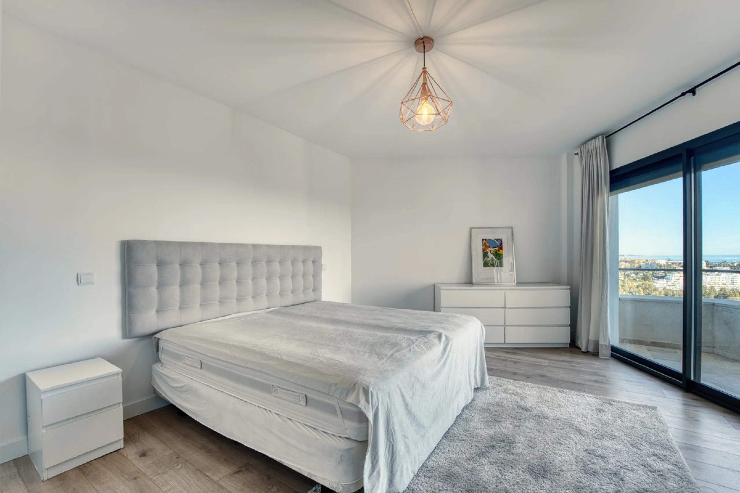 Experience luxury living at this stunning penthouse located on the prestigious Atalaya golf club. Enjoy breathtaking views of the sea, La Concha mountain, and the golf course right from the comfort of your 160 sqm interior space and 80 sqm terrace.