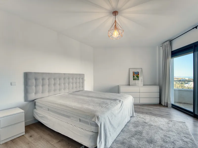 Experience luxury living at this stunning penthouse located on the prestigious Atalaya golf club. Enjoy breathtaking views of the sea, La Concha mountain, and the golf course right from the comfort of your 160 sqm interior space and 80 sqm terrace.