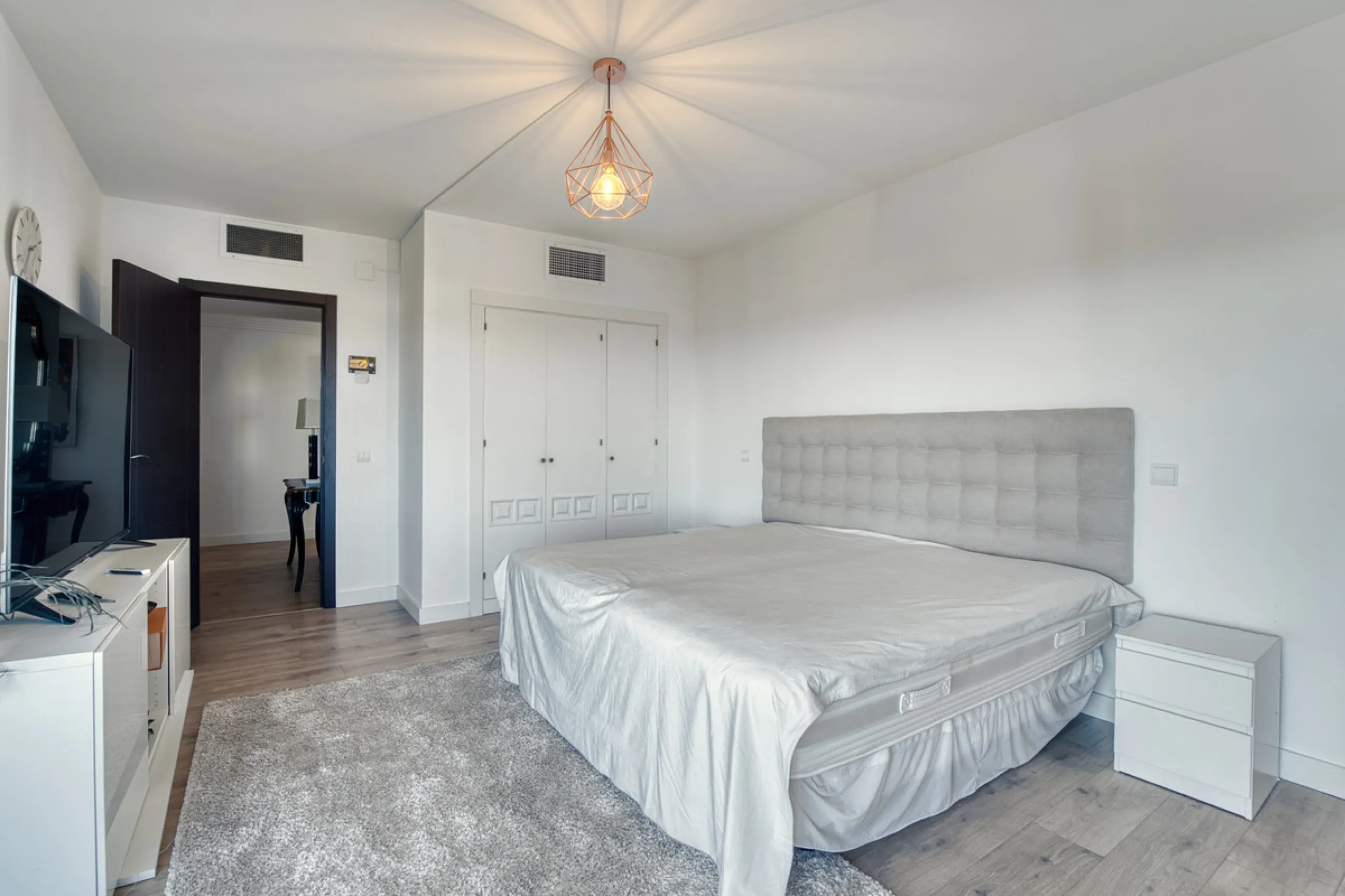 Experience luxury living at this stunning penthouse located on the prestigious Atalaya golf club. Enjoy breathtaking views of the sea, La Concha mountain, and the golf course right from the comfort of your 160 sqm interior space and 80 sqm terrace.