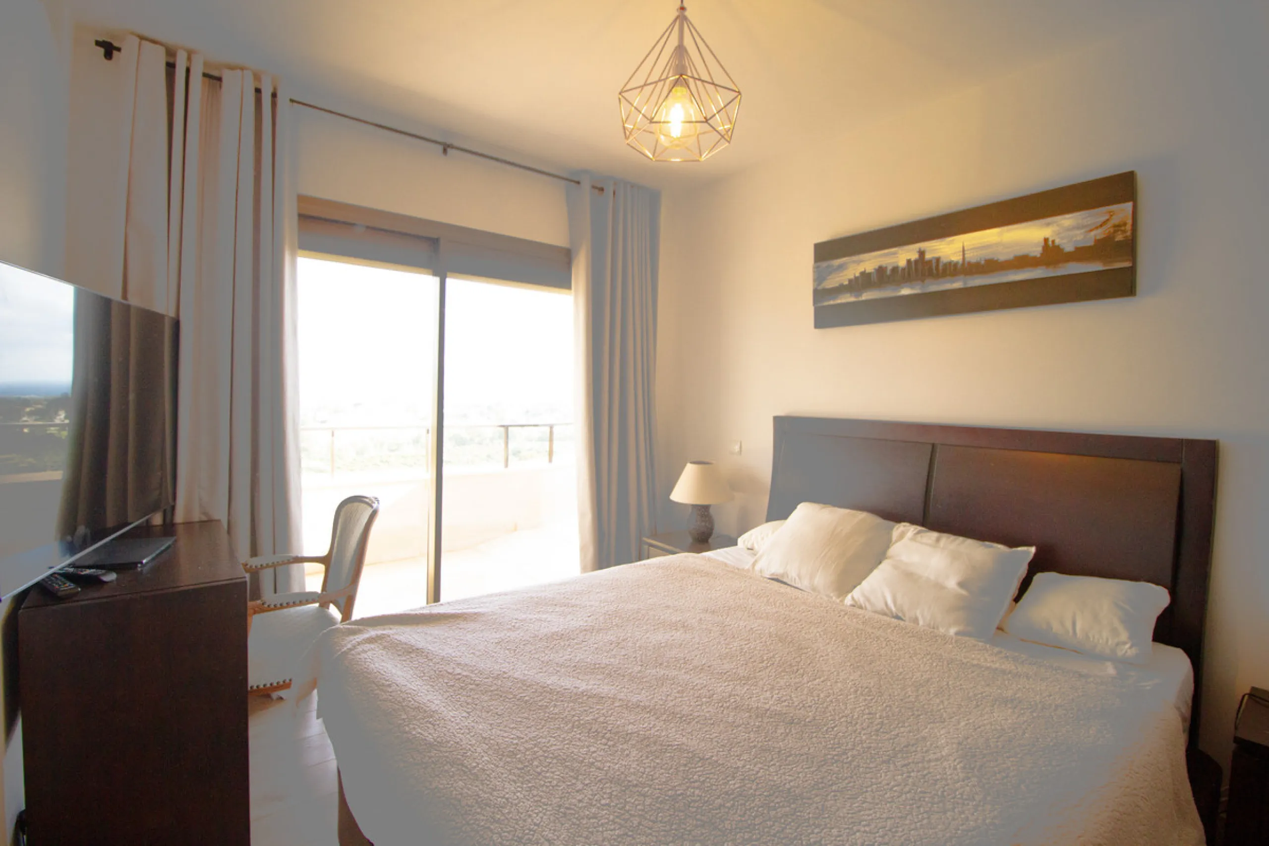 Experience luxury living at this stunning penthouse located on the prestigious Atalaya golf club. Enjoy breathtaking views of the sea, La Concha mountain, and the golf course right from the comfort of your 160 sqm interior space and 80 sqm terrace.
