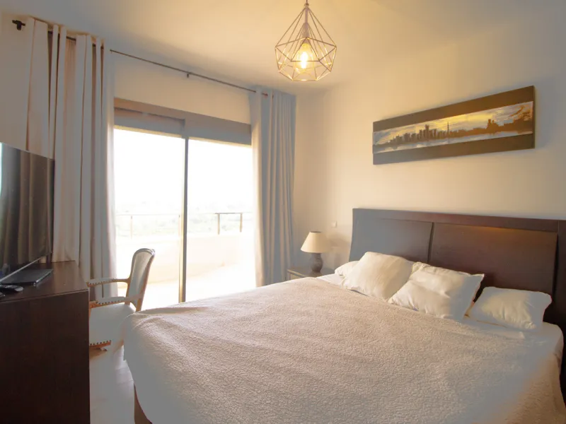 Experience luxury living at this stunning penthouse located on the prestigious Atalaya golf club. Enjoy breathtaking views of the sea, La Concha mountain, and the golf course right from the comfort of your 160 sqm interior space and 80 sqm terrace.