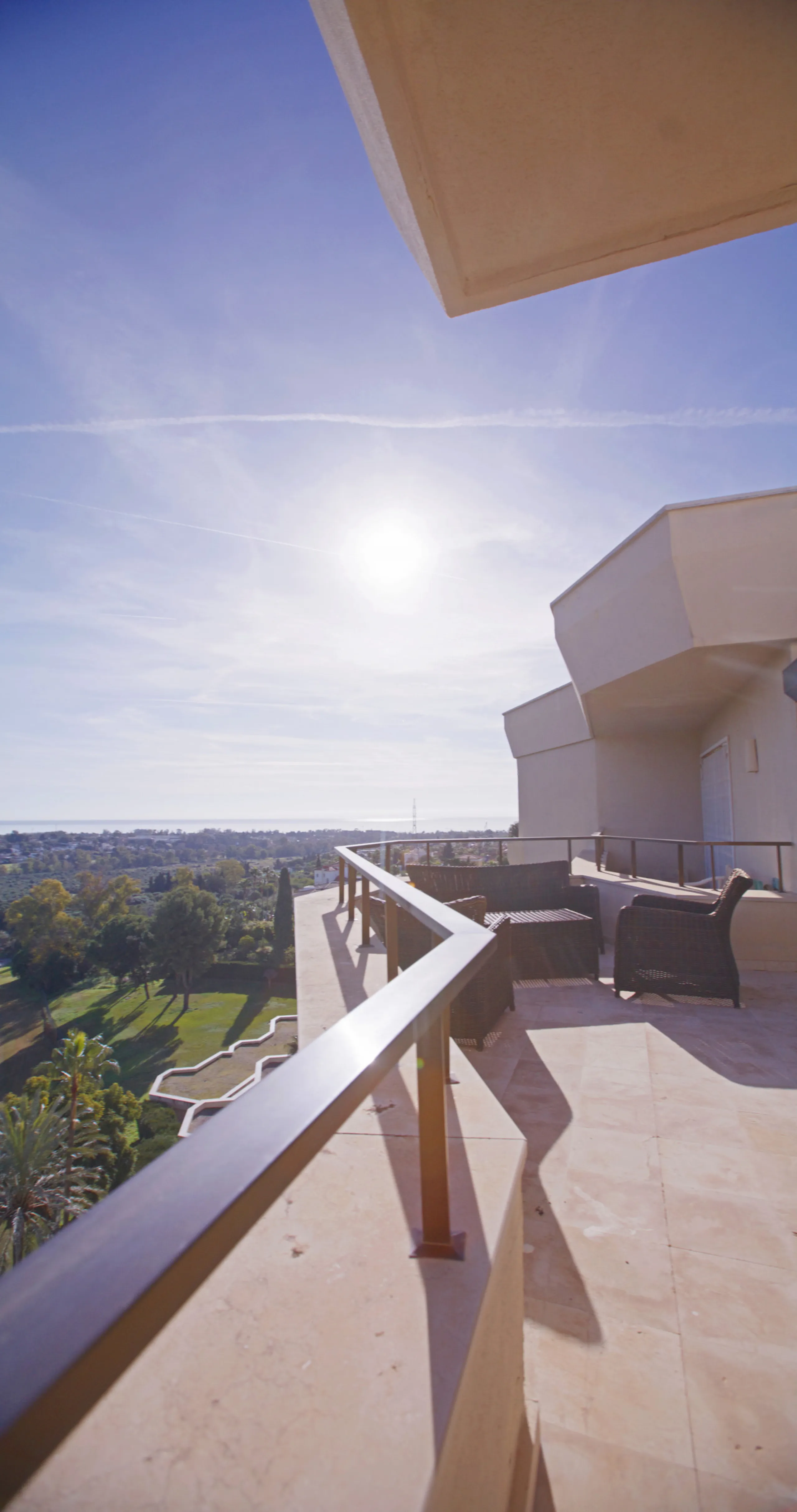 Experience luxury living at this stunning penthouse located on the prestigious Atalaya golf club. Enjoy breathtaking views of the sea, La Concha mountain, and the golf course right from the comfort of your 160 sqm interior space and 80 sqm terrace.