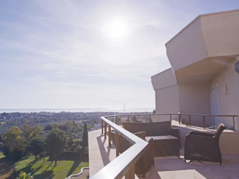 Experience luxury living at this stunning penthouse located on the prestigious Atalaya golf club. Enjoy breathtaking views of the sea, La Concha mountain, and the golf course right from the comfort of your 160 sqm interior space and 80 sqm terrace.