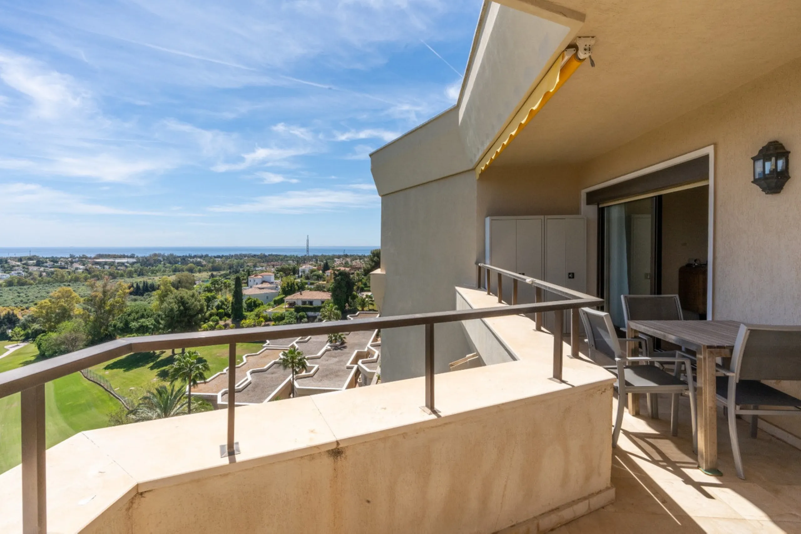 Experience luxury living at this stunning penthouse located on the prestigious Atalaya golf club. Enjoy breathtaking views of the sea, La Concha mountain, and the golf course right from the comfort of your 160 sqm interior space and 80 sqm terrace.