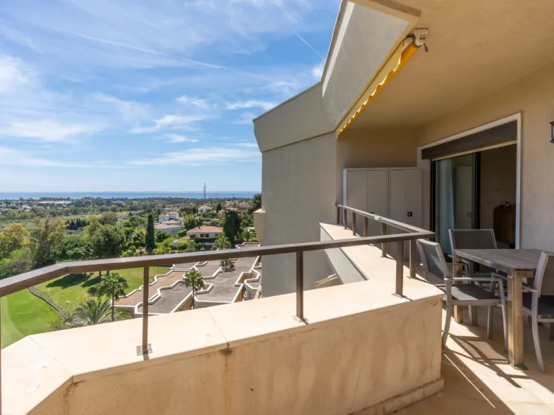 Experience luxury living at this stunning penthouse located on the prestigious Atalaya golf club. Enjoy breathtaking views of the sea, La Concha mountain, and the golf course right from the comfort of your 160 sqm interior space and 80 sqm terrace.