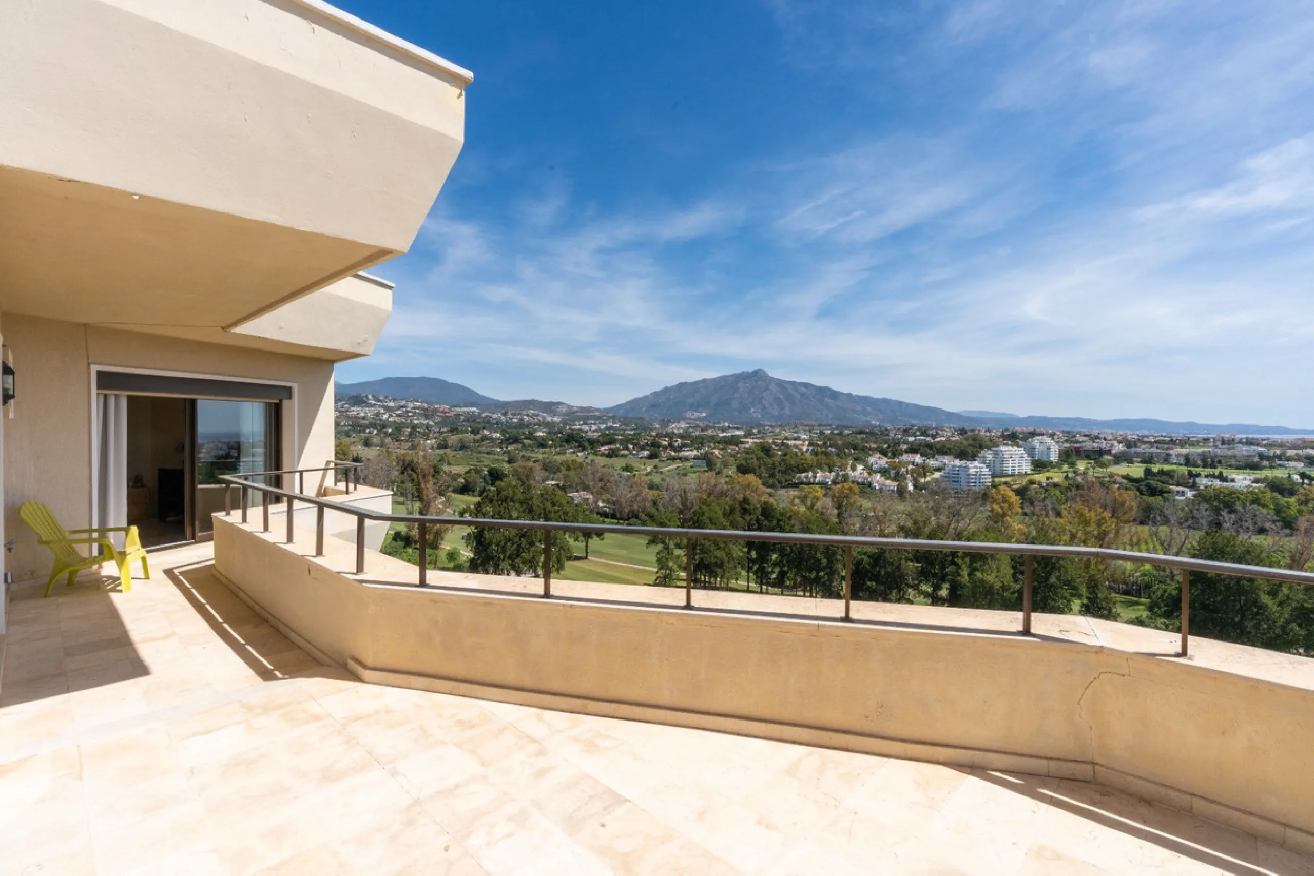 Experience luxury living at this stunning penthouse located on the prestigious Atalaya golf club. Enjoy breathtaking views of the sea, La Concha mountain, and the golf course right from the comfort of your 160 sqm interior space and 80 sqm terrace.
