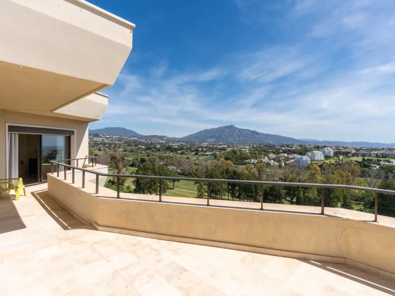 Experience luxury living at this stunning penthouse located on the prestigious Atalaya golf club. Enjoy breathtaking views of the sea, La Concha mountain, and the golf course right from the comfort of your 160 sqm interior space and 80 sqm terrace.
