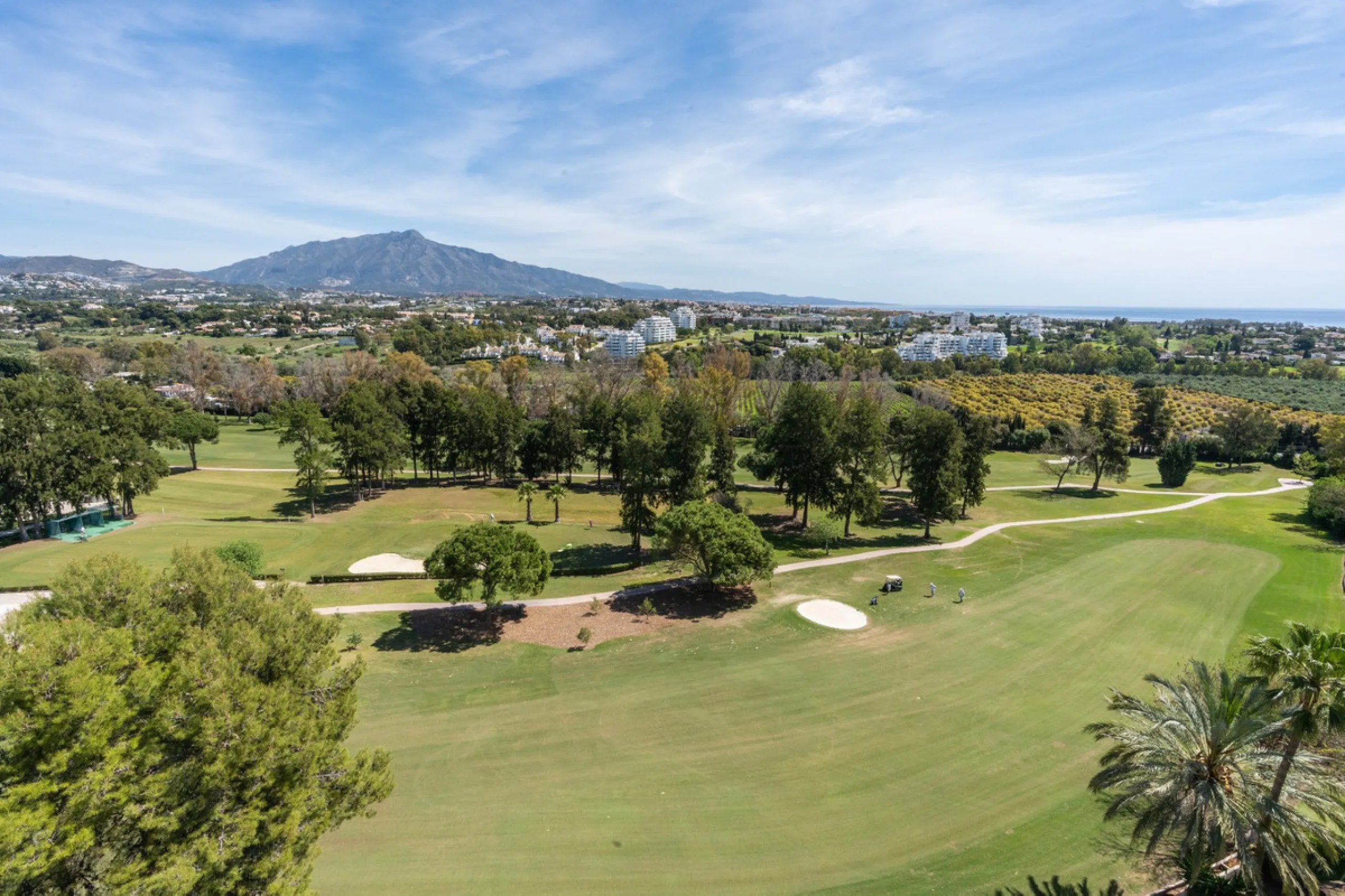 Experience luxury living at this stunning penthouse located on the prestigious Atalaya golf club. Enjoy breathtaking views of the sea, La Concha mountain, and the golf course right from the comfort of your 160 sqm interior space and 80 sqm terrace.