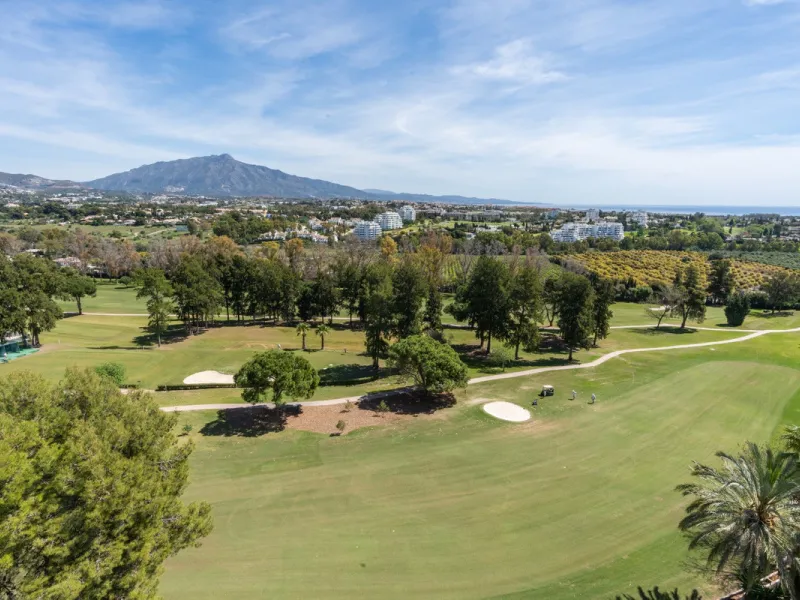 Experience luxury living at this stunning penthouse located on the prestigious Atalaya golf club. Enjoy breathtaking views of the sea, La Concha mountain, and the golf course right from the comfort of your 160 sqm interior space and 80 sqm terrace.
