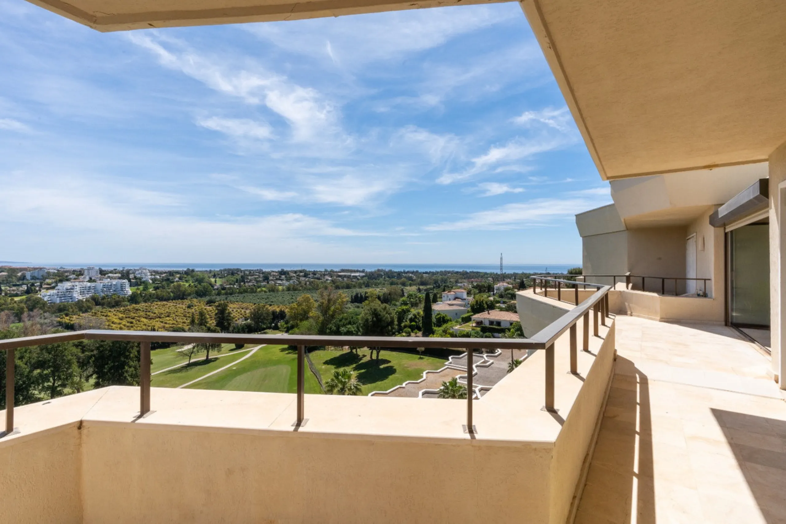 Experience luxury living at this stunning penthouse located on the prestigious Atalaya golf club. Enjoy breathtaking views of the sea, La Concha mountain, and the golf course right from the comfort of your 160 sqm interior space and 80 sqm terrace.