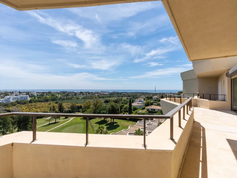Experience luxury living at this stunning penthouse located on the prestigious Atalaya golf club. Enjoy breathtaking views of the sea, La Concha mountain, and the golf course right from the comfort of your 160 sqm interior space and 80 sqm terrace.