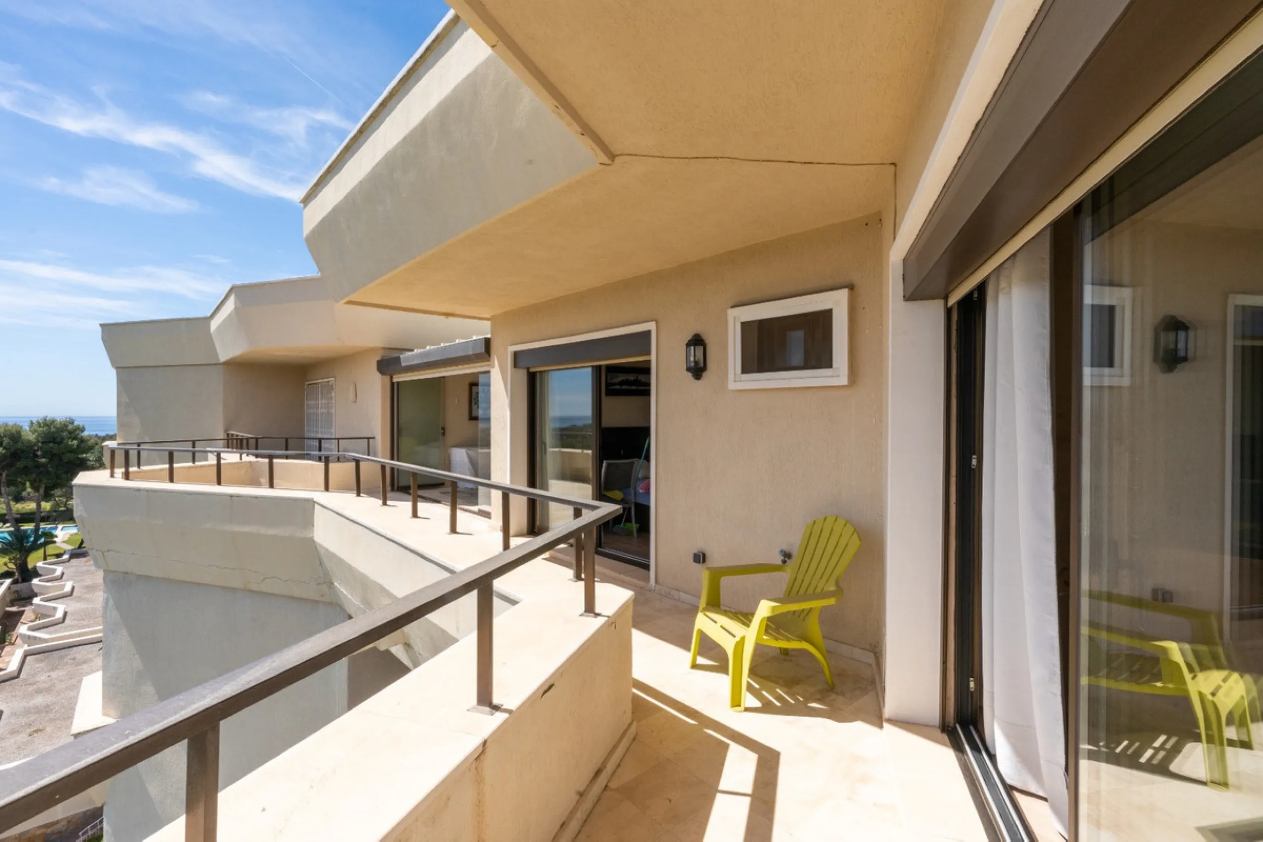 Experience luxury living at this stunning penthouse located on the prestigious Atalaya golf club. Enjoy breathtaking views of the sea, La Concha mountain, and the golf course right from the comfort of your 160 sqm interior space and 80 sqm terrace.
