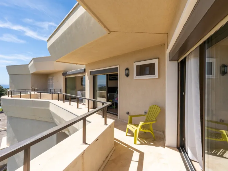 Experience luxury living at this stunning penthouse located on the prestigious Atalaya golf club. Enjoy breathtaking views of the sea, La Concha mountain, and the golf course right from the comfort of your 160 sqm interior space and 80 sqm terrace.