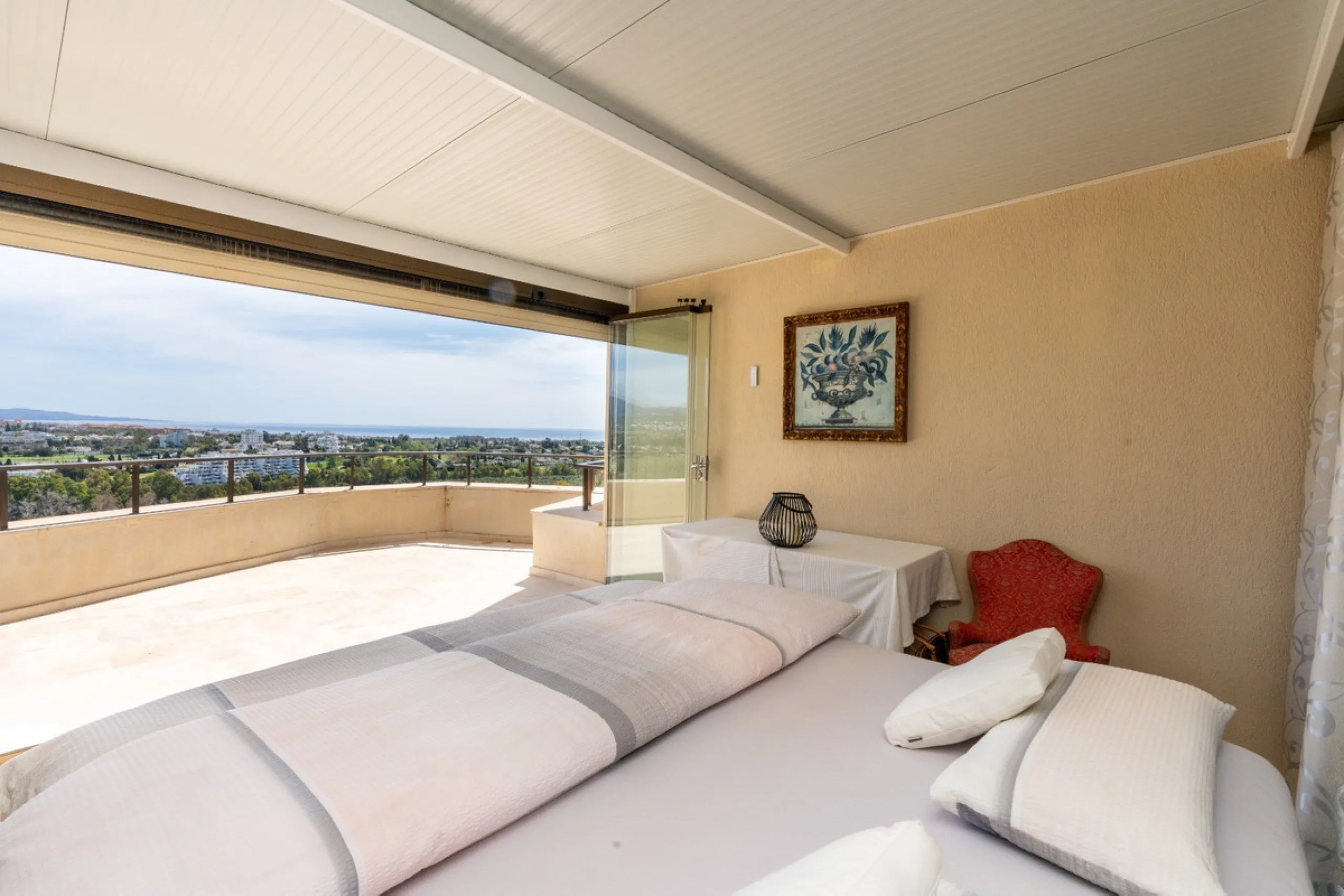 Experience luxury living at this stunning penthouse located on the prestigious Atalaya golf club. Enjoy breathtaking views of the sea, La Concha mountain, and the golf course right from the comfort of your 160 sqm interior space and 80 sqm terrace.