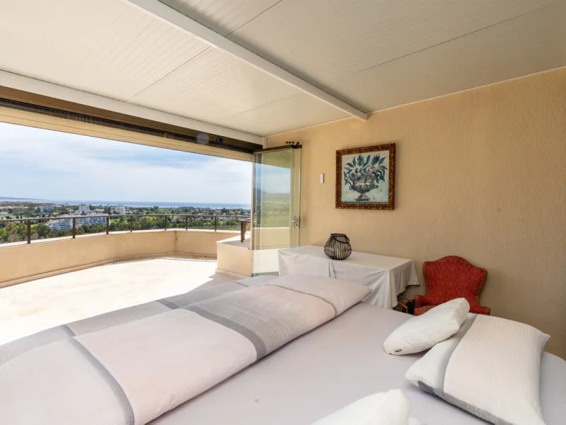 Experience luxury living at this stunning penthouse located on the prestigious Atalaya golf club. Enjoy breathtaking views of the sea, La Concha mountain, and the golf course right from the comfort of your 160 sqm interior space and 80 sqm terrace.