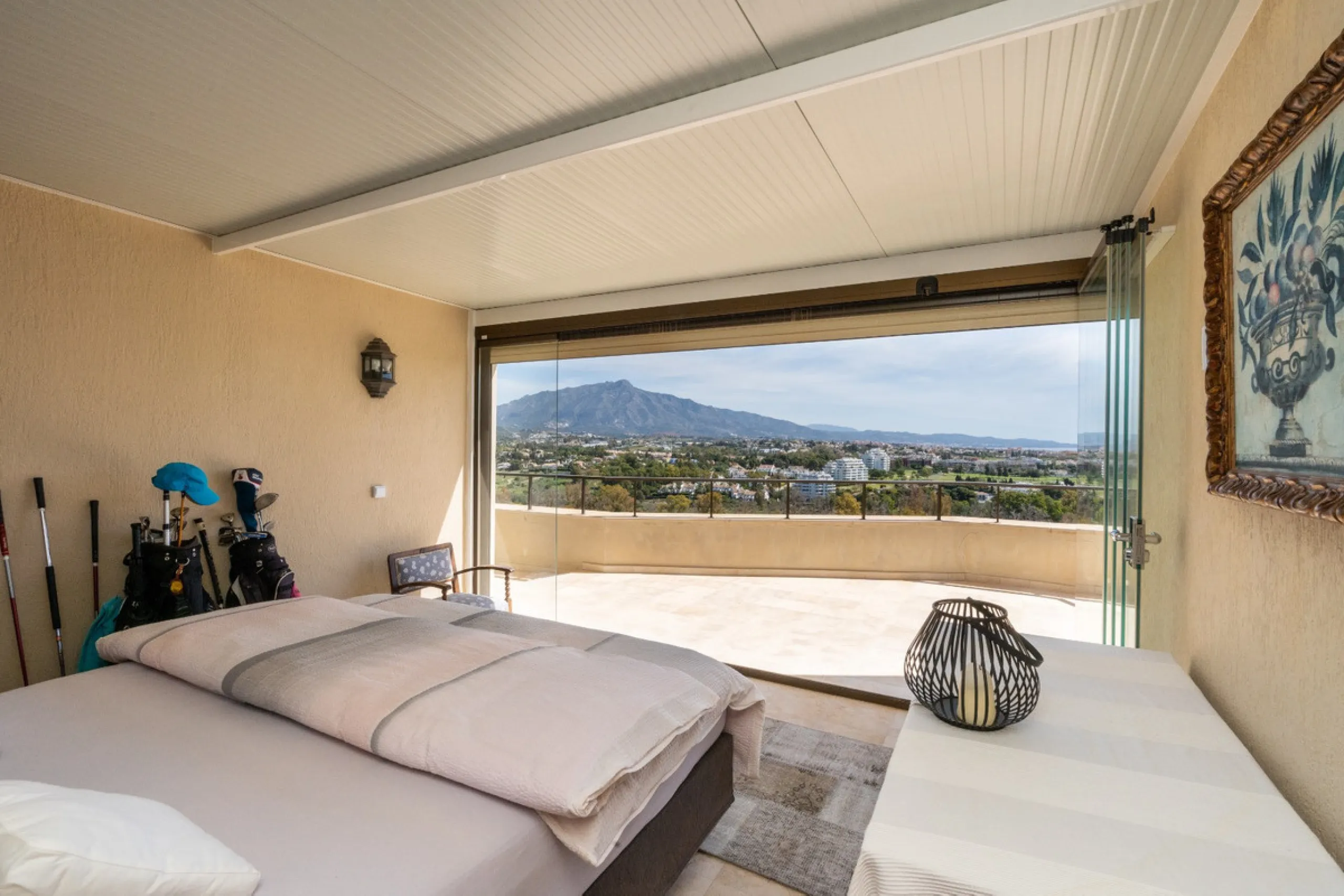 Experience luxury living at this stunning penthouse located on the prestigious Atalaya golf club. Enjoy breathtaking views of the sea, La Concha mountain, and the golf course right from the comfort of your 160 sqm interior space and 80 sqm terrace.