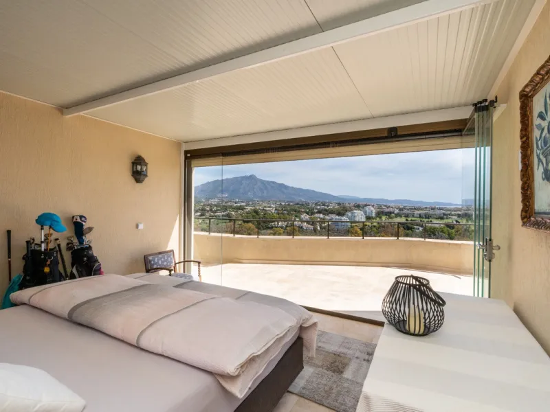 Experience luxury living at this stunning penthouse located on the prestigious Atalaya golf club. Enjoy breathtaking views of the sea, La Concha mountain, and the golf course right from the comfort of your 160 sqm interior space and 80 sqm terrace.