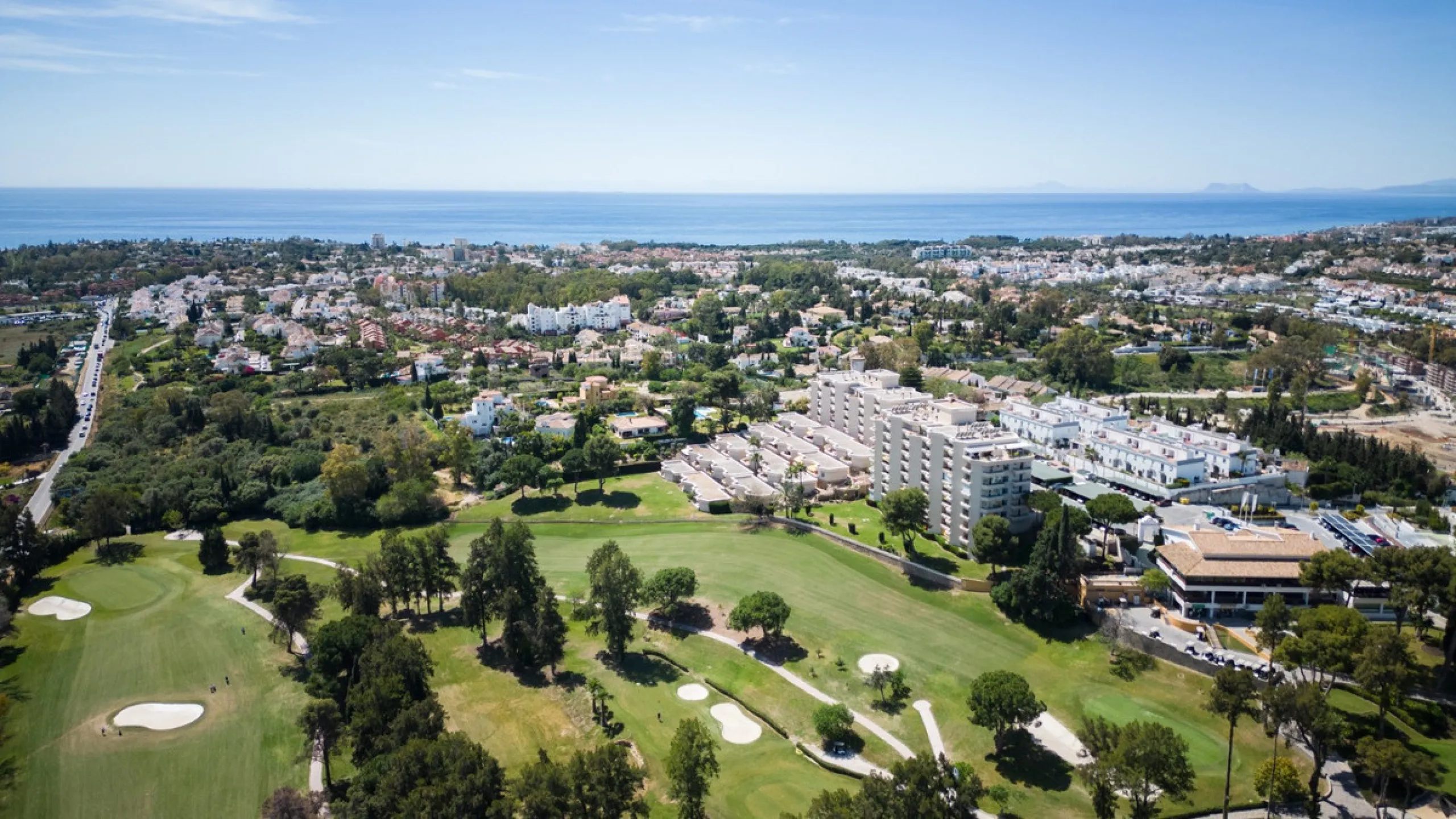 Experience luxury living at this stunning penthouse located on the prestigious Atalaya golf club. Enjoy breathtaking views of the sea, La Concha mountain, and the golf course right from the comfort of your 160 sqm interior space and 80 sqm terrace.