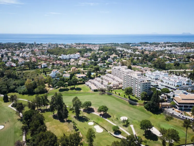 Experience luxury living at this stunning penthouse located on the prestigious Atalaya golf club. Enjoy breathtaking views of the sea, La Concha mountain, and the golf course right from the comfort of your 160 sqm interior space and 80 sqm terrace.