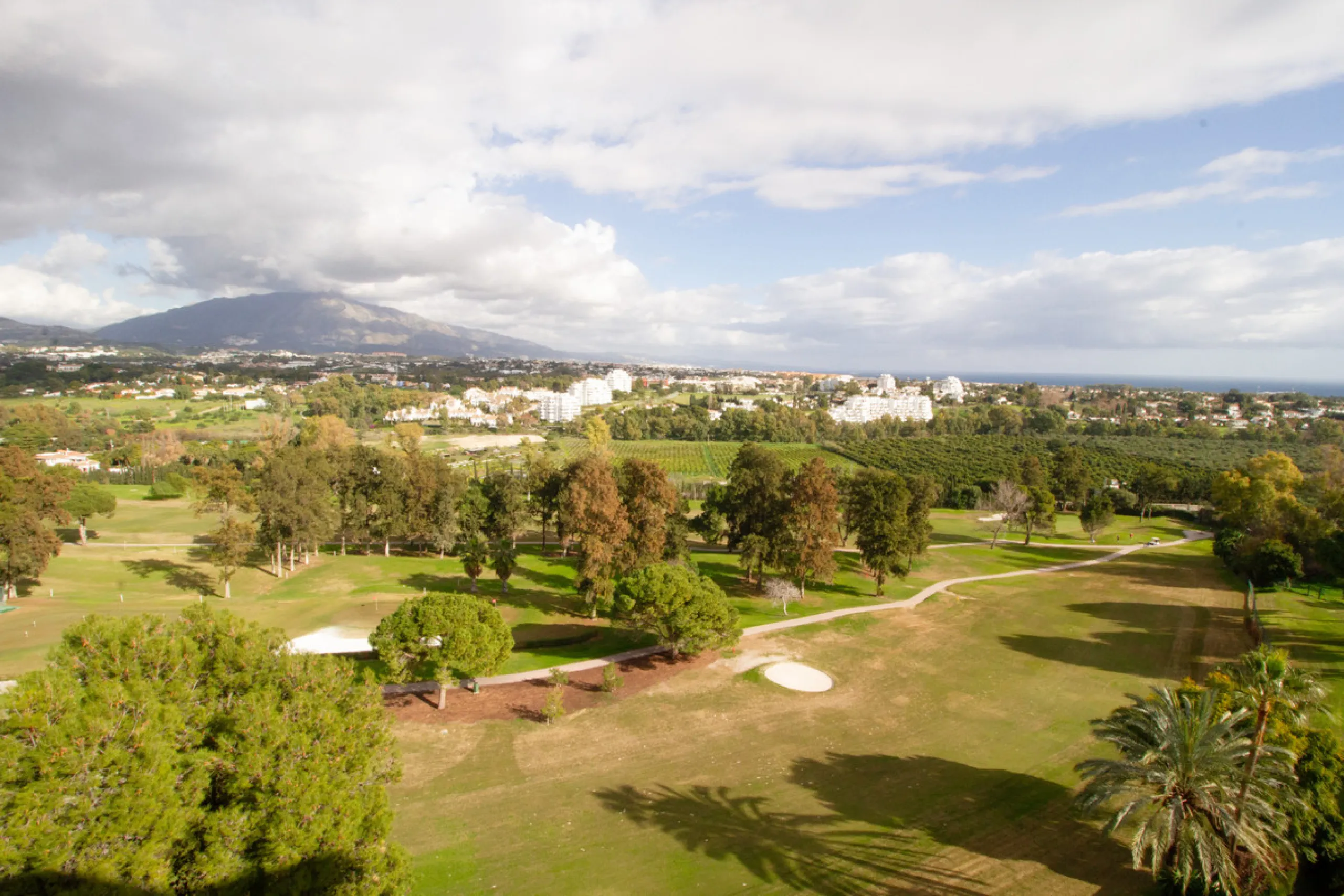 Experience luxury living at this stunning penthouse located on the prestigious Atalaya golf club. Enjoy breathtaking views of the sea, La Concha mountain, and the golf course right from the comfort of your 160 sqm interior space and 80 sqm terrace.