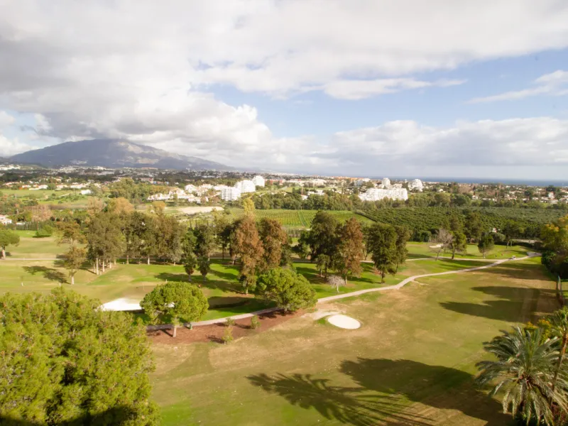 Experience luxury living at this stunning penthouse located on the prestigious Atalaya golf club. Enjoy breathtaking views of the sea, La Concha mountain, and the golf course right from the comfort of your 160 sqm interior space and 80 sqm terrace.