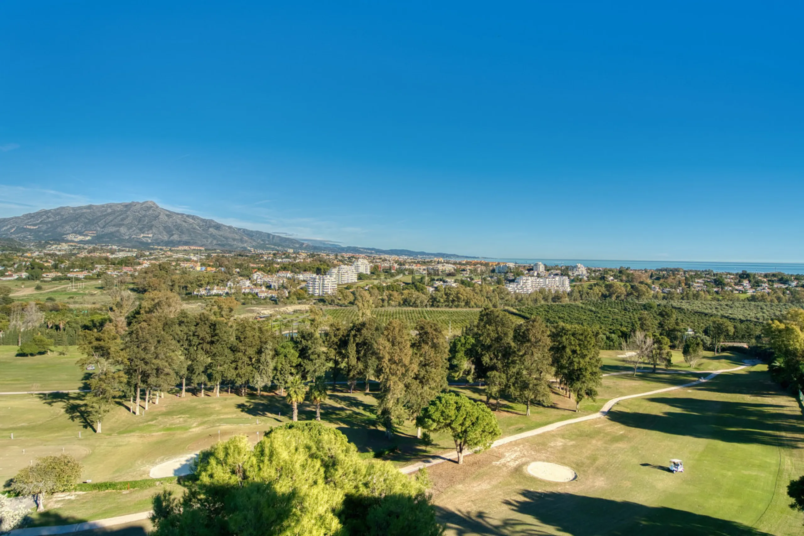 Experience luxury living at this stunning penthouse located on the prestigious Atalaya golf club. Enjoy breathtaking views of the sea, La Concha mountain, and the golf course right from the comfort of your 160 sqm interior space and 80 sqm terrace.