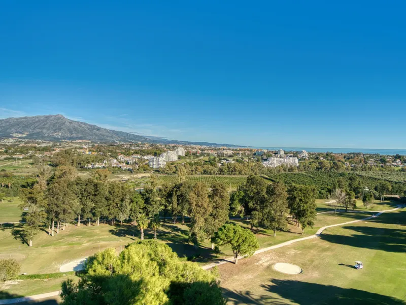 Experience luxury living at this stunning penthouse located on the prestigious Atalaya golf club. Enjoy breathtaking views of the sea, La Concha mountain, and the golf course right from the comfort of your 160 sqm interior space and 80 sqm terrace.