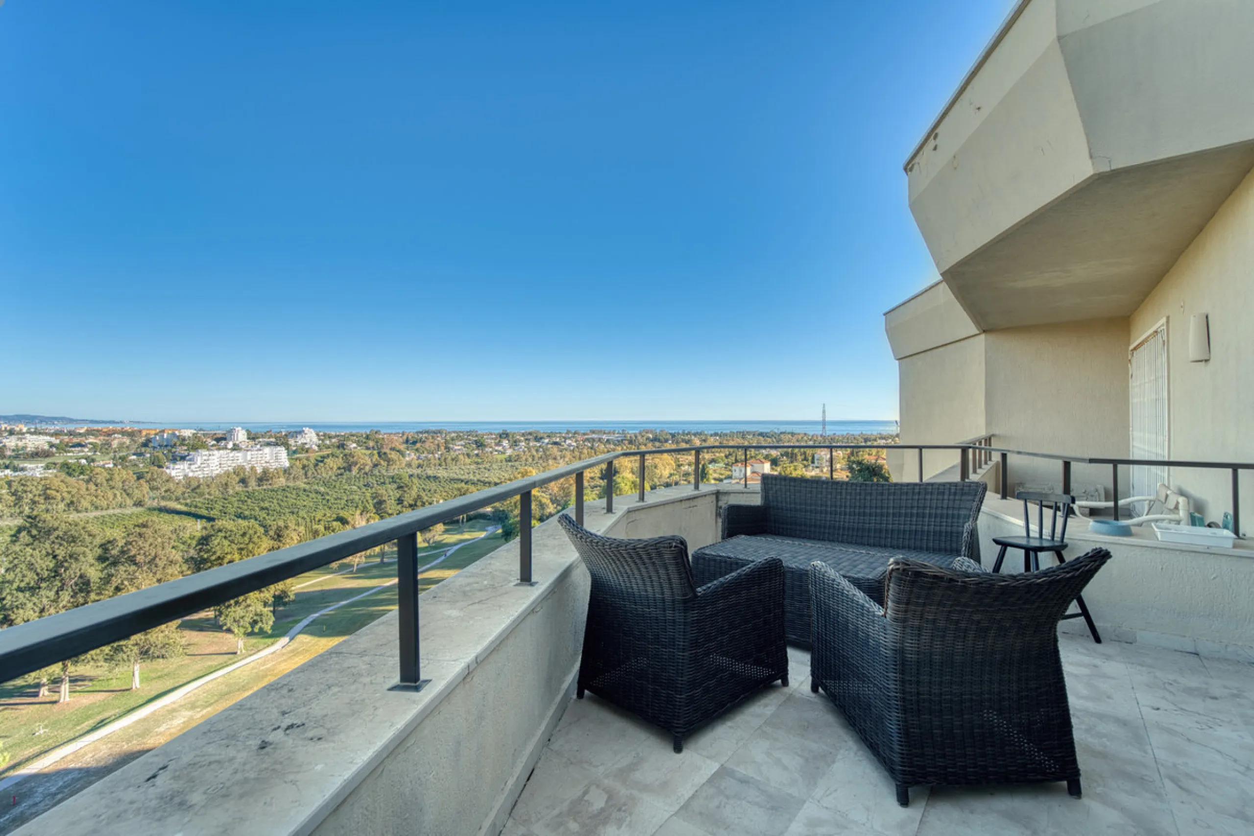 Experience luxury living at this stunning penthouse located on the prestigious Atalaya golf club. Enjoy breathtaking views of the sea, La Concha mountain, and the golf course right from the comfort of your 160 sqm interior space and 80 sqm terrace.
