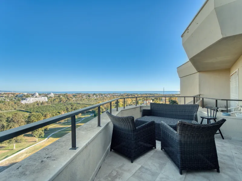 Experience luxury living at this stunning penthouse located on the prestigious Atalaya golf club. Enjoy breathtaking views of the sea, La Concha mountain, and the golf course right from the comfort of your 160 sqm interior space and 80 sqm terrace.