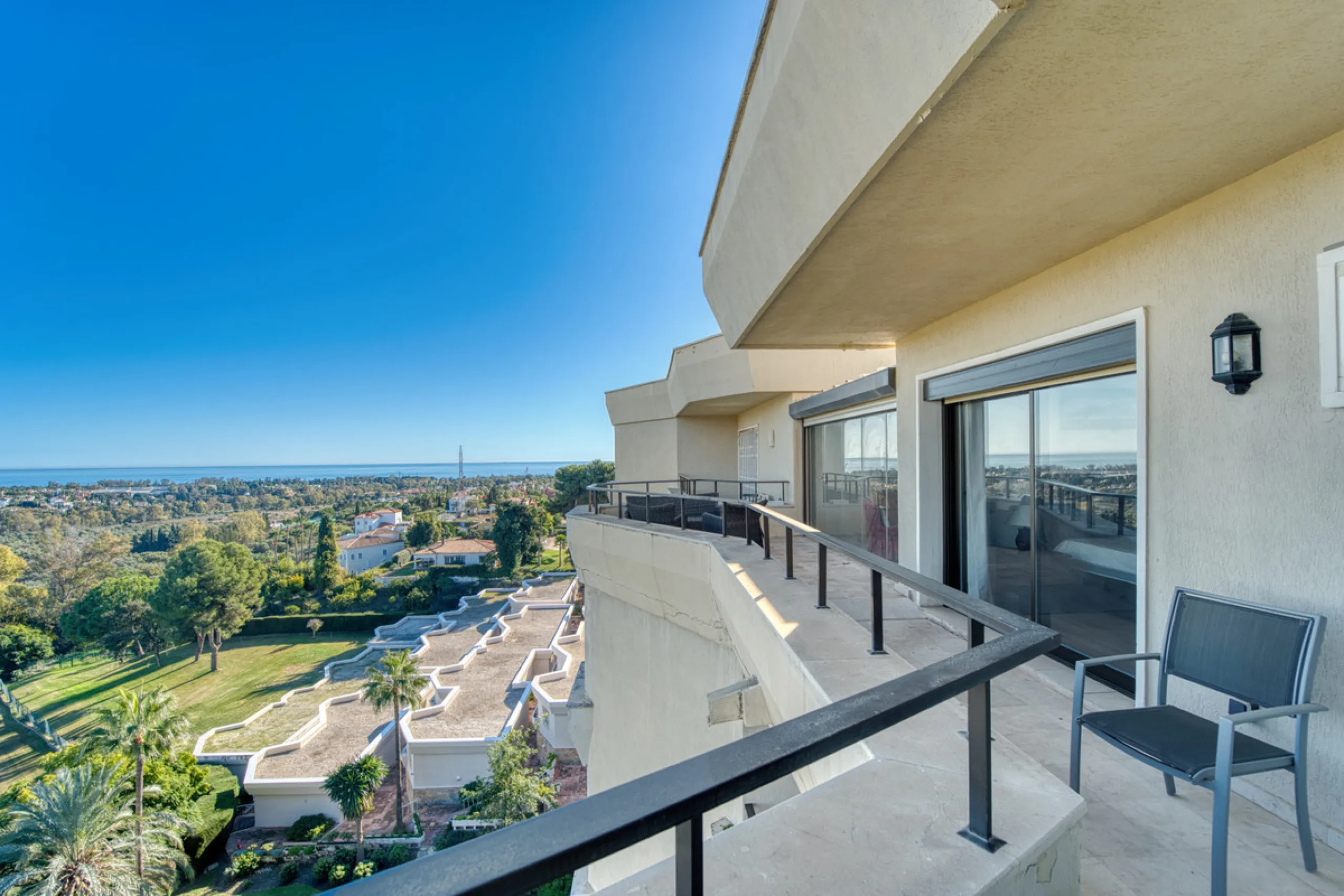 Experience luxury living at this stunning penthouse located on the prestigious Atalaya golf club. Enjoy breathtaking views of the sea, La Concha mountain, and the golf course right from the comfort of your 160 sqm interior space and 80 sqm terrace.