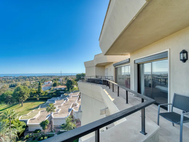 Experience luxury living at this stunning penthouse located on the prestigious Atalaya golf club. Enjoy breathtaking views of the sea, La Concha mountain, and the golf course right from the comfort of your 160 sqm interior space and 80 sqm terrace.