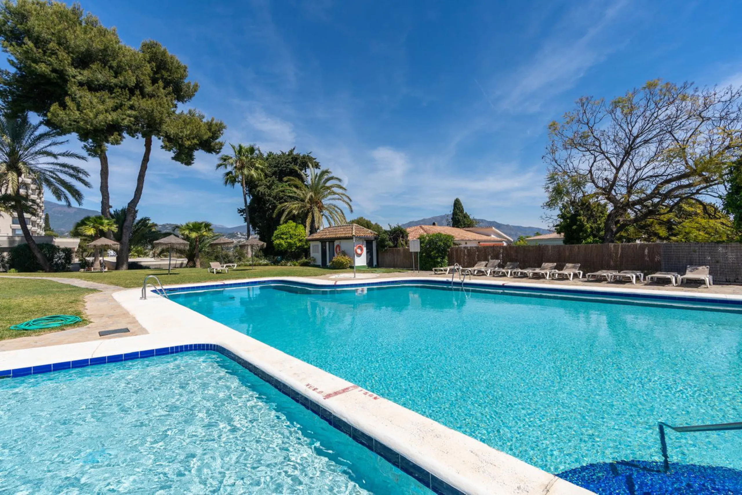Experience luxury living at this stunning penthouse located on the prestigious Atalaya golf club. Enjoy breathtaking views of the sea, La Concha mountain, and the golf course right from the comfort of your 160 sqm interior space and 80 sqm terrace.