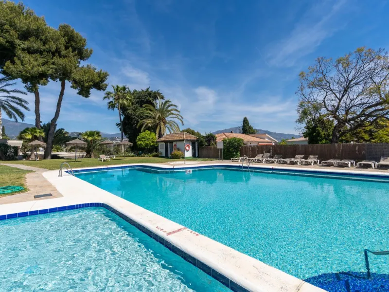 Experience luxury living at this stunning penthouse located on the prestigious Atalaya golf club. Enjoy breathtaking views of the sea, La Concha mountain, and the golf course right from the comfort of your 160 sqm interior space and 80 sqm terrace.