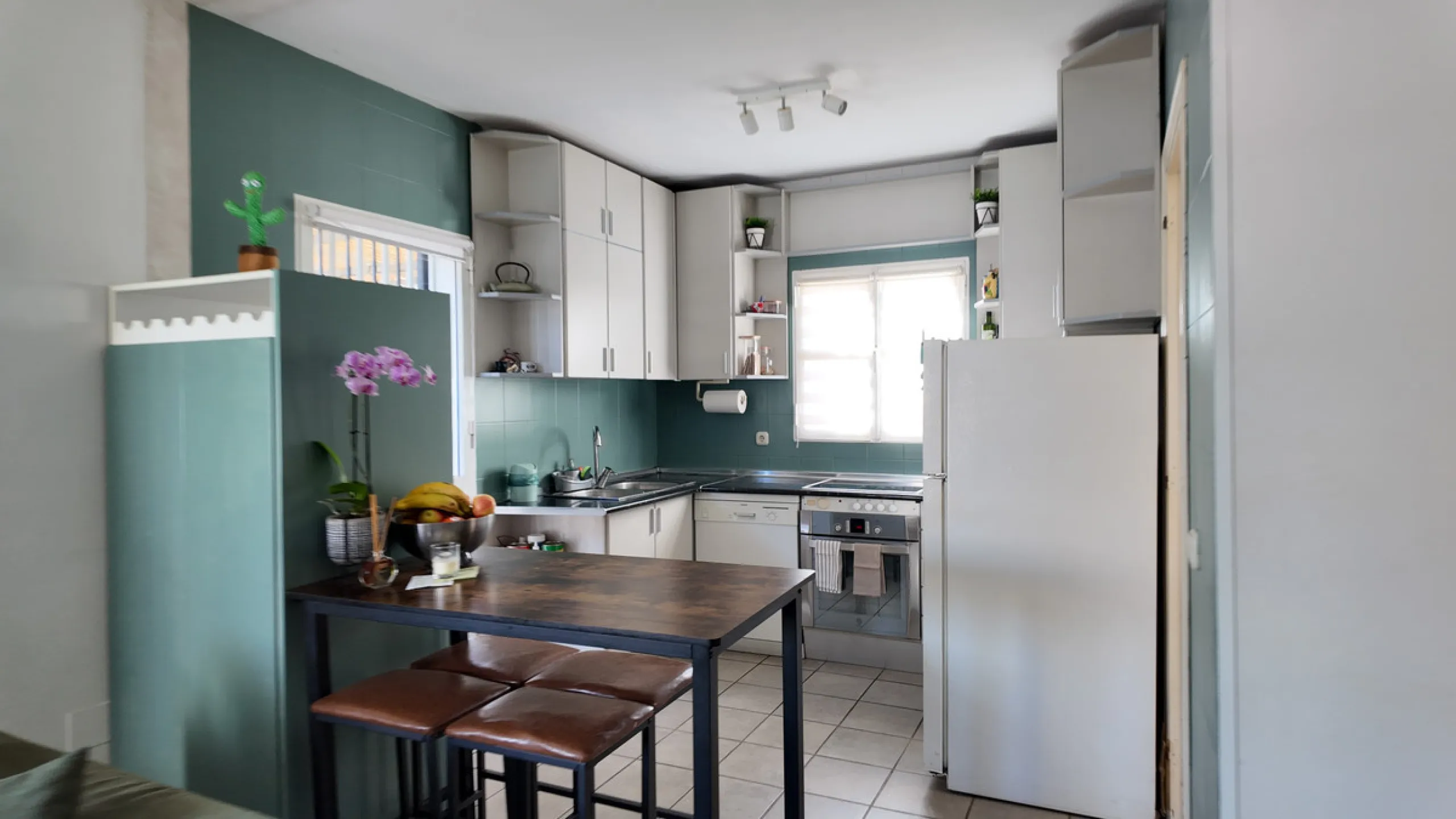Location: Exclusive area of Sierra, just minutes from the centre of Fuengirola, Costa del Sol beaches and urban services. It offers tranquility with open views to green areas and mountains, ideal to disconnect without getting too far from the action.