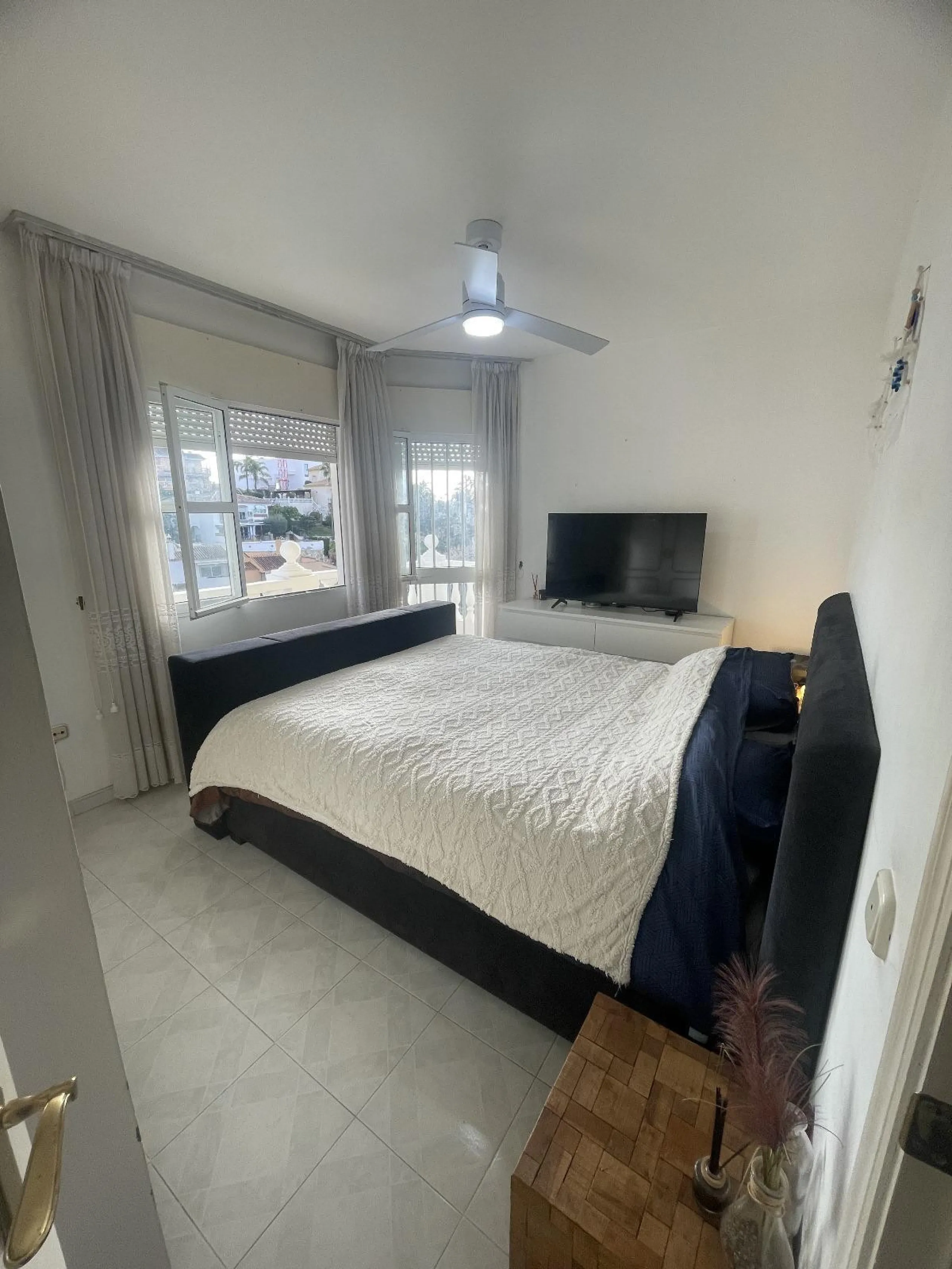 Location: Exclusive area of Sierra, just minutes from the centre of Fuengirola, Costa del Sol beaches and urban services. It offers tranquility with open views to green areas and mountains, ideal to disconnect without getting too far from the action.
