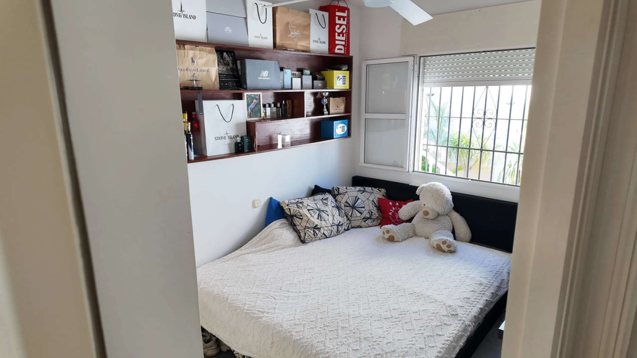 Location: Exclusive area of Sierra, just minutes from the centre of Fuengirola, Costa del Sol beaches and urban services. It offers tranquility with open views to green areas and mountains, ideal to disconnect without getting too far from the action.