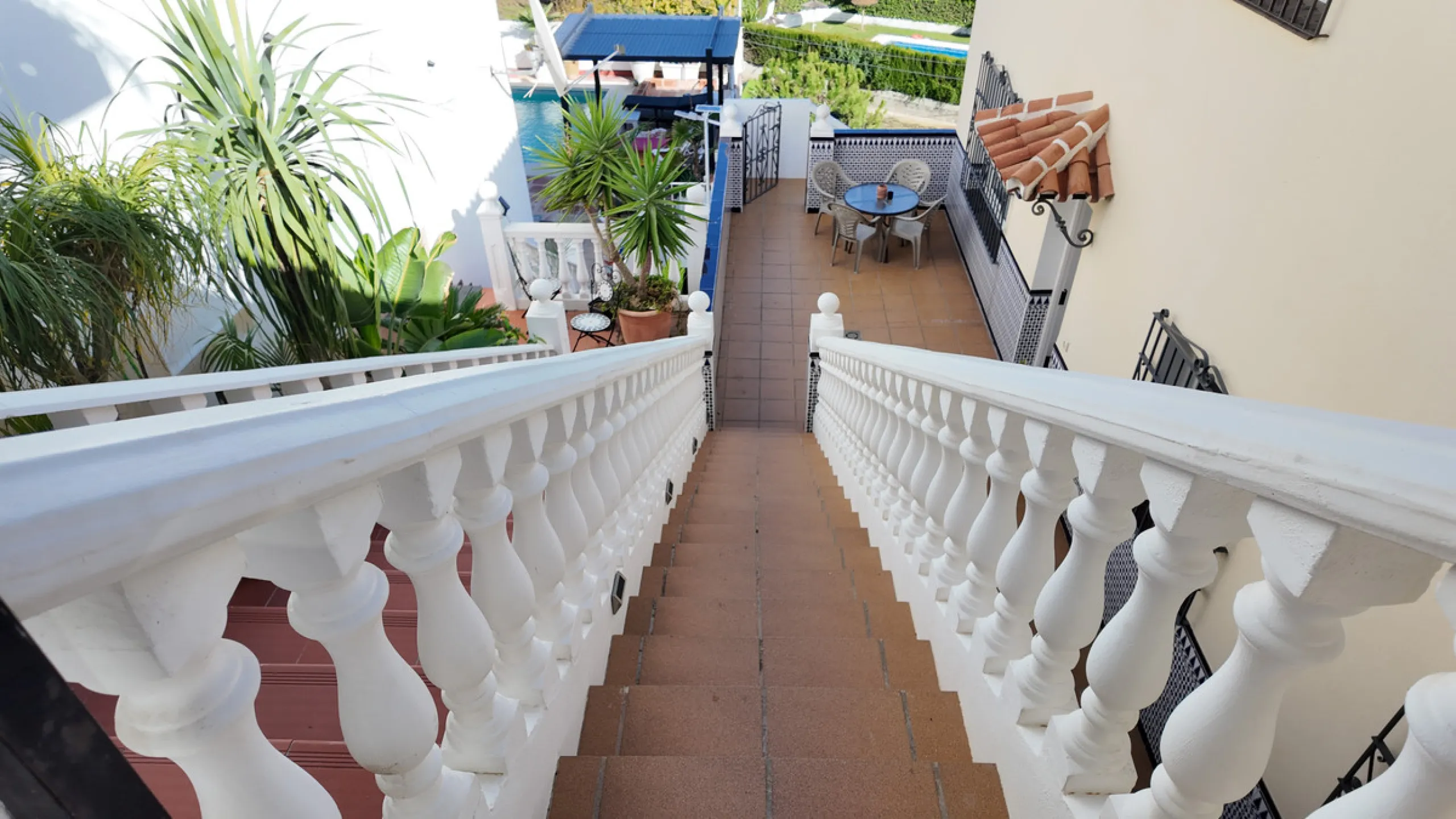 Location: Exclusive area of Sierra, just minutes from the centre of Fuengirola, Costa del Sol beaches and urban services. It offers tranquility with open views to green areas and mountains, ideal to disconnect without getting too far from the action.