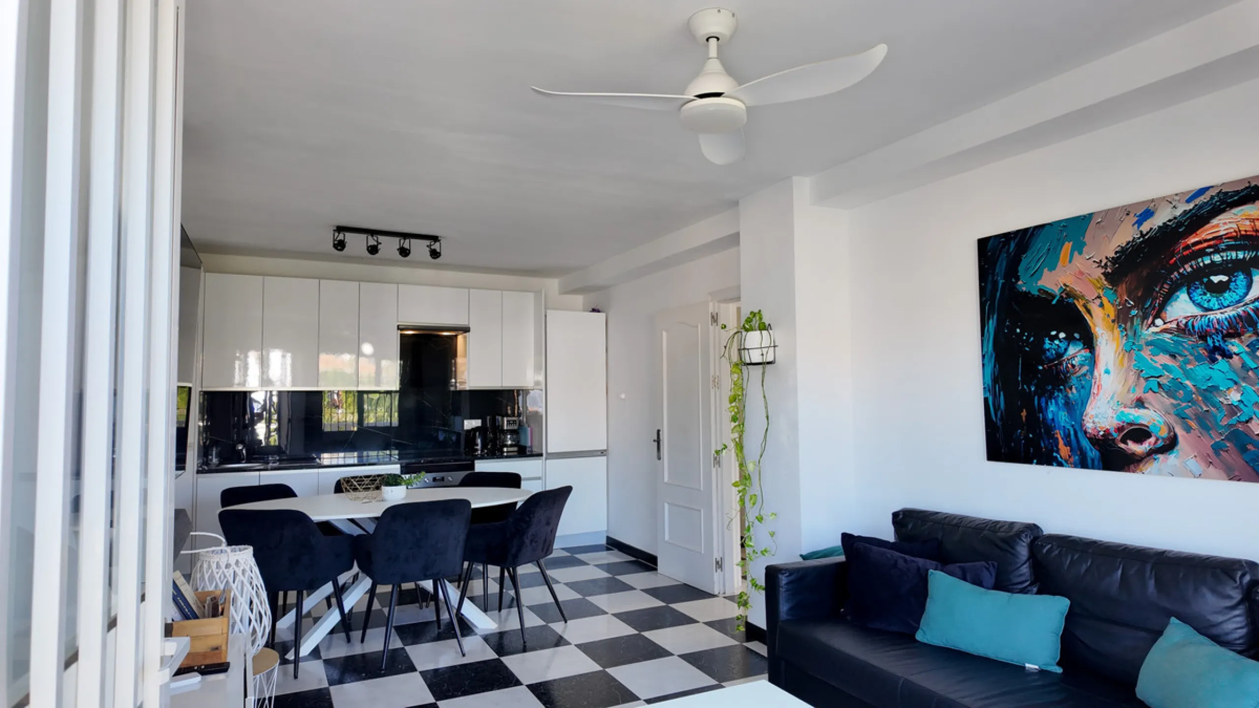 Location: Exclusive area of Sierra, just minutes from the centre of Fuengirola, Costa del Sol beaches and urban services. It offers tranquility with open views to green areas and mountains, ideal to disconnect without getting too far from the action.