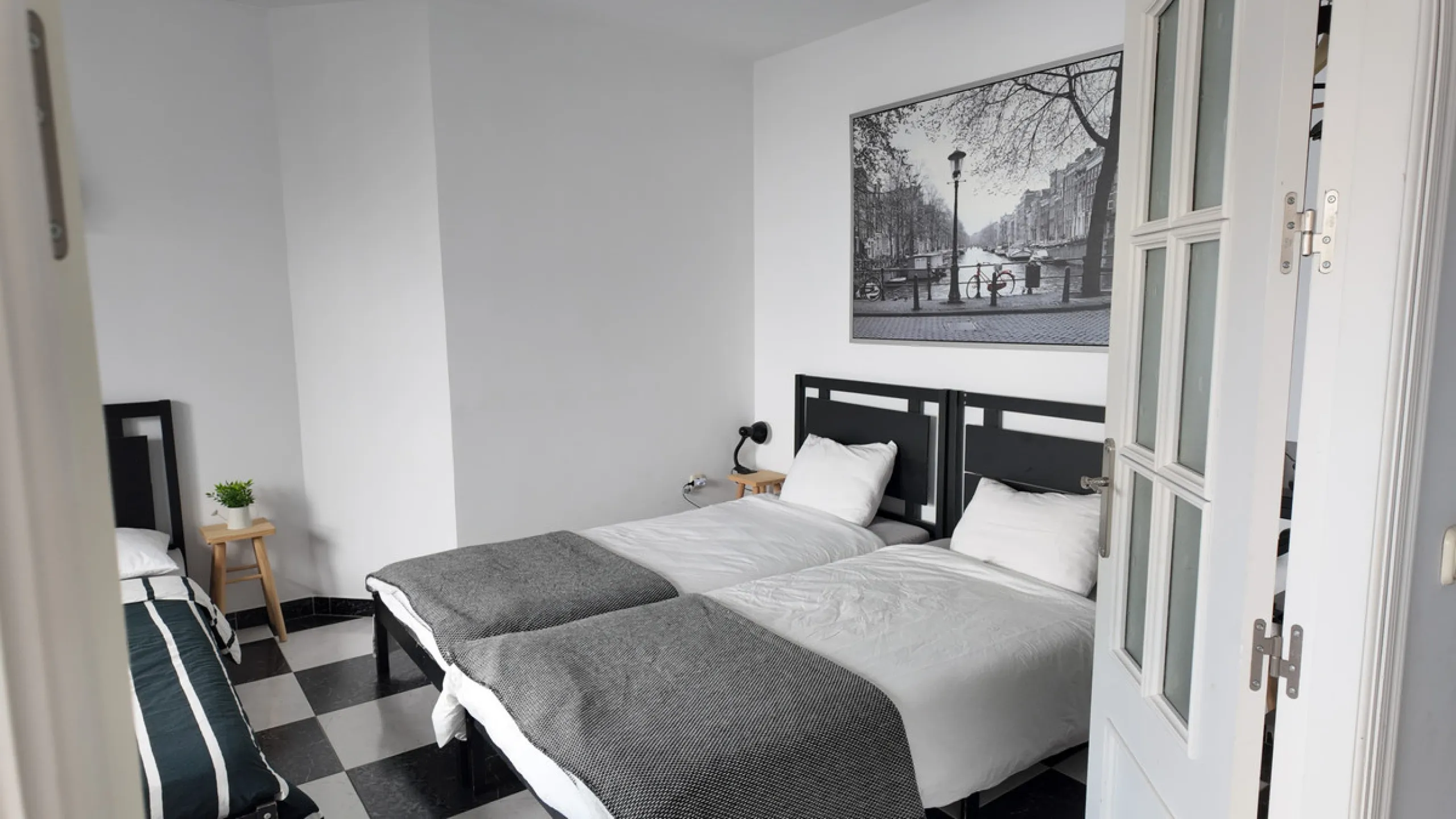 Location: Exclusive area of Sierra, just minutes from the centre of Fuengirola, Costa del Sol beaches and urban services. It offers tranquility with open views to green areas and mountains, ideal to disconnect without getting too far from the action.