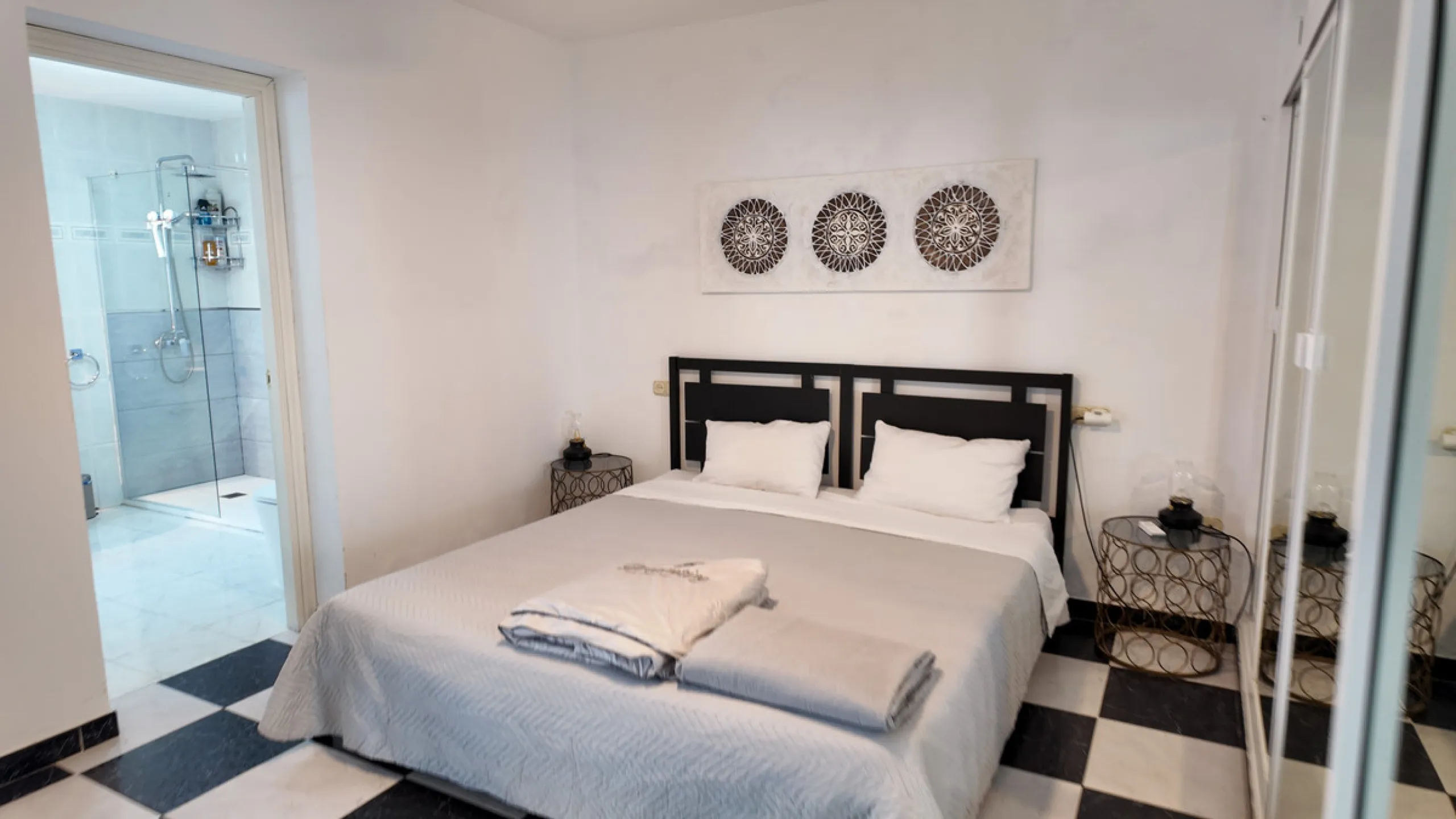 Location: Exclusive area of Sierra, just minutes from the centre of Fuengirola, Costa del Sol beaches and urban services. It offers tranquility with open views to green areas and mountains, ideal to disconnect without getting too far from the action.