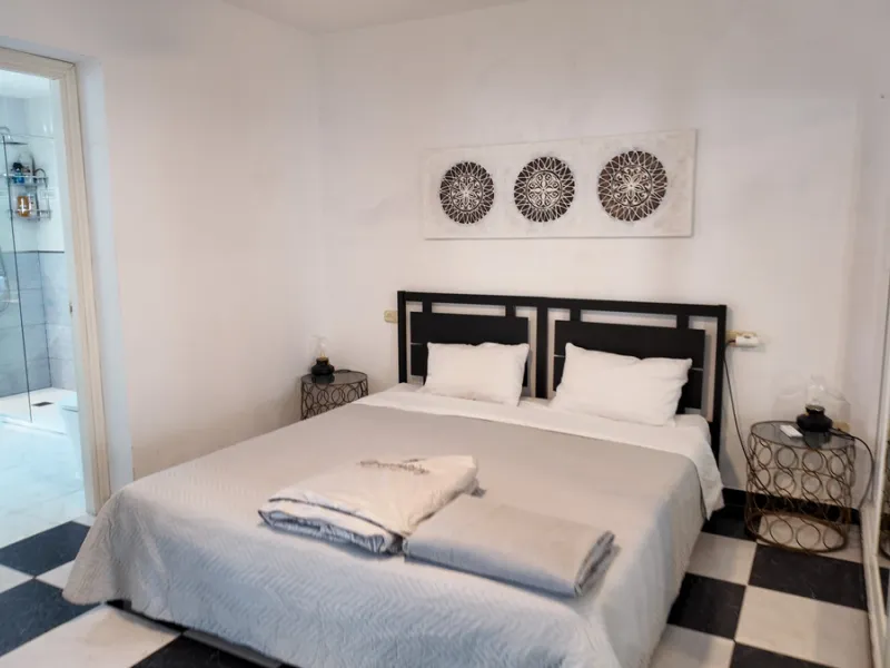 Location: Exclusive area of Sierra, just minutes from the centre of Fuengirola, Costa del Sol beaches and urban services. It offers tranquility with open views to green areas and mountains, ideal to disconnect without getting too far from the action.