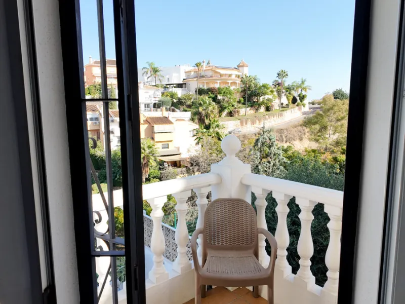 Location: Exclusive area of Sierra, just minutes from the centre of Fuengirola, Costa del Sol beaches and urban services. It offers tranquility with open views to green areas and mountains, ideal to disconnect without getting too far from the action.