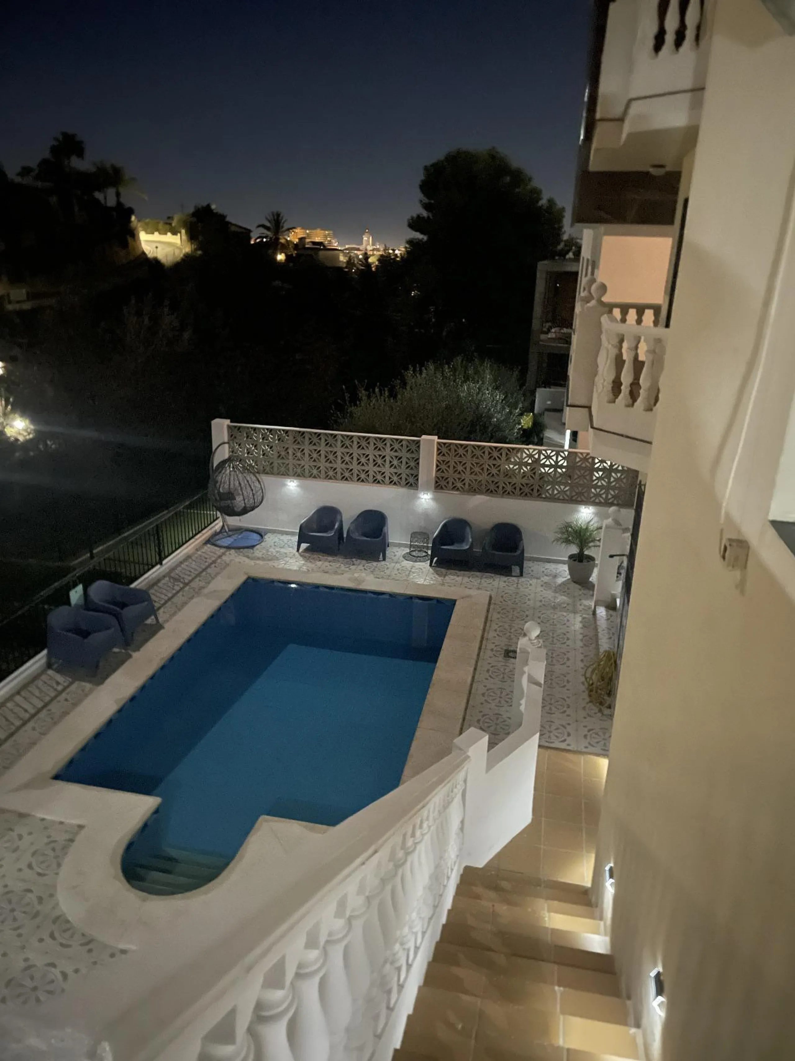 Location: Exclusive area of Sierra, just minutes from the centre of Fuengirola, Costa del Sol beaches and urban services. It offers tranquility with open views to green areas and mountains, ideal to disconnect without getting too far from the action.