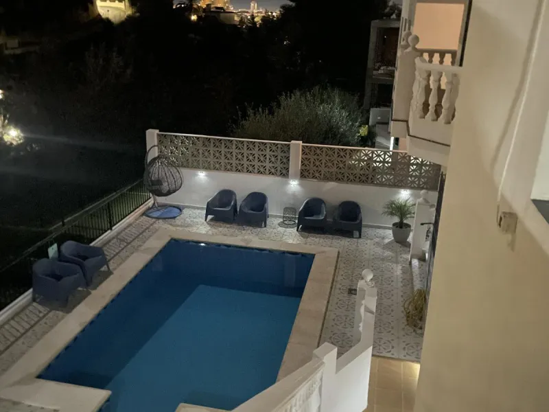 Location: Exclusive area of Sierra, just minutes from the centre of Fuengirola, Costa del Sol beaches and urban services. It offers tranquility with open views to green areas and mountains, ideal to disconnect without getting too far from the action.