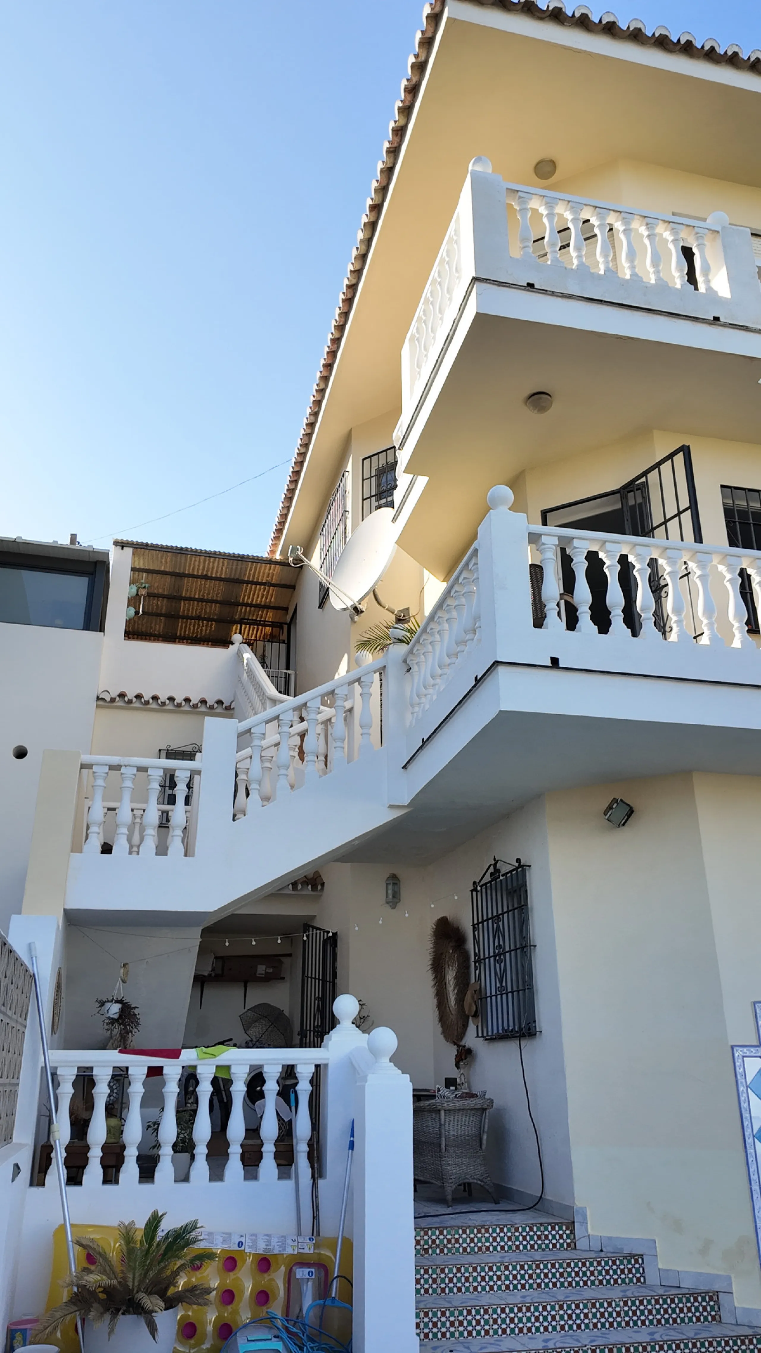 Location: Exclusive area of Sierra, just minutes from the centre of Fuengirola, Costa del Sol beaches and urban services. It offers tranquility with open views to green areas and mountains, ideal to disconnect without getting too far from the action.