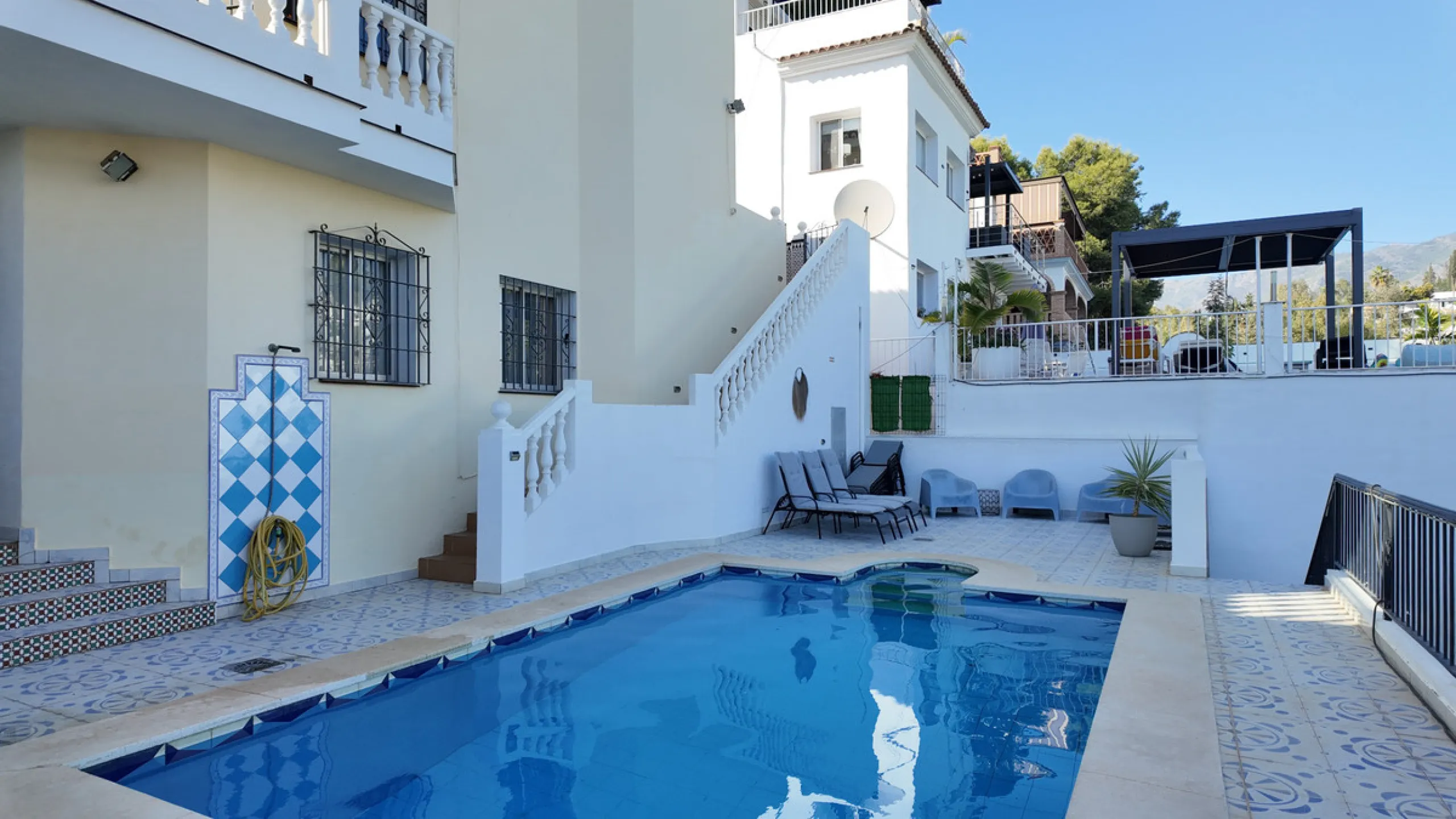Location: Exclusive area of Sierra, just minutes from the centre of Fuengirola, Costa del Sol beaches and urban services. It offers tranquility with open views to green areas and mountains, ideal to disconnect without getting too far from the action.