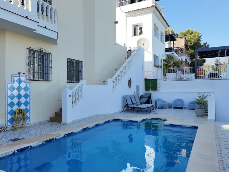 Location: Exclusive area of Sierra, just minutes from the centre of Fuengirola, Costa del Sol beaches and urban services. It offers tranquility with open views to green areas and mountains, ideal to disconnect without getting too far from the action.