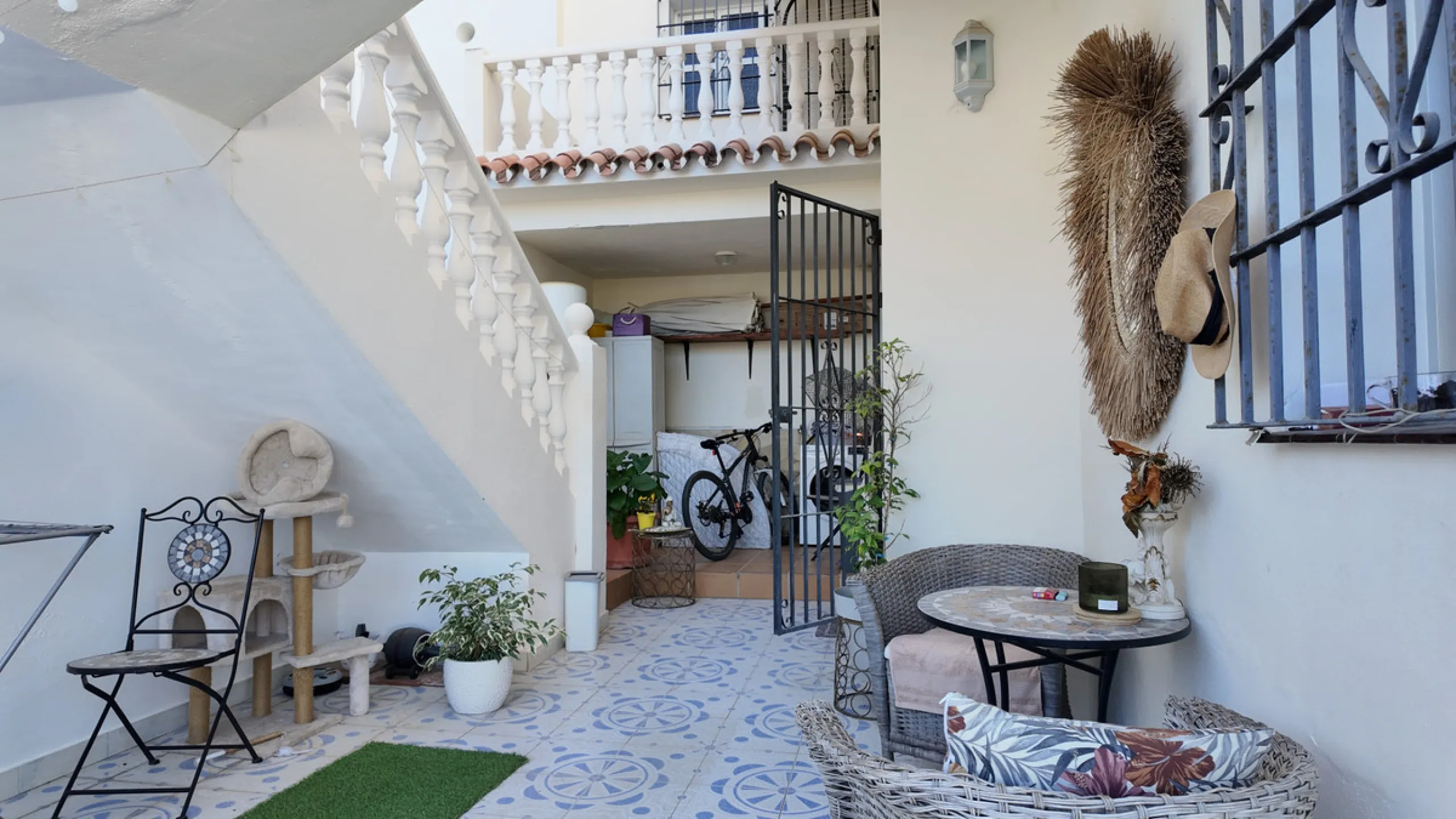 Location: Exclusive area of Sierra, just minutes from the centre of Fuengirola, Costa del Sol beaches and urban services. It offers tranquility with open views to green areas and mountains, ideal to disconnect without getting too far from the action.