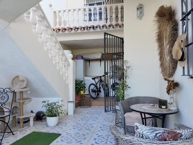 Location: Exclusive area of Sierra, just minutes from the centre of Fuengirola, Costa del Sol beaches and urban services. It offers tranquility with open views to green areas and mountains, ideal to disconnect without getting too far from the action.
