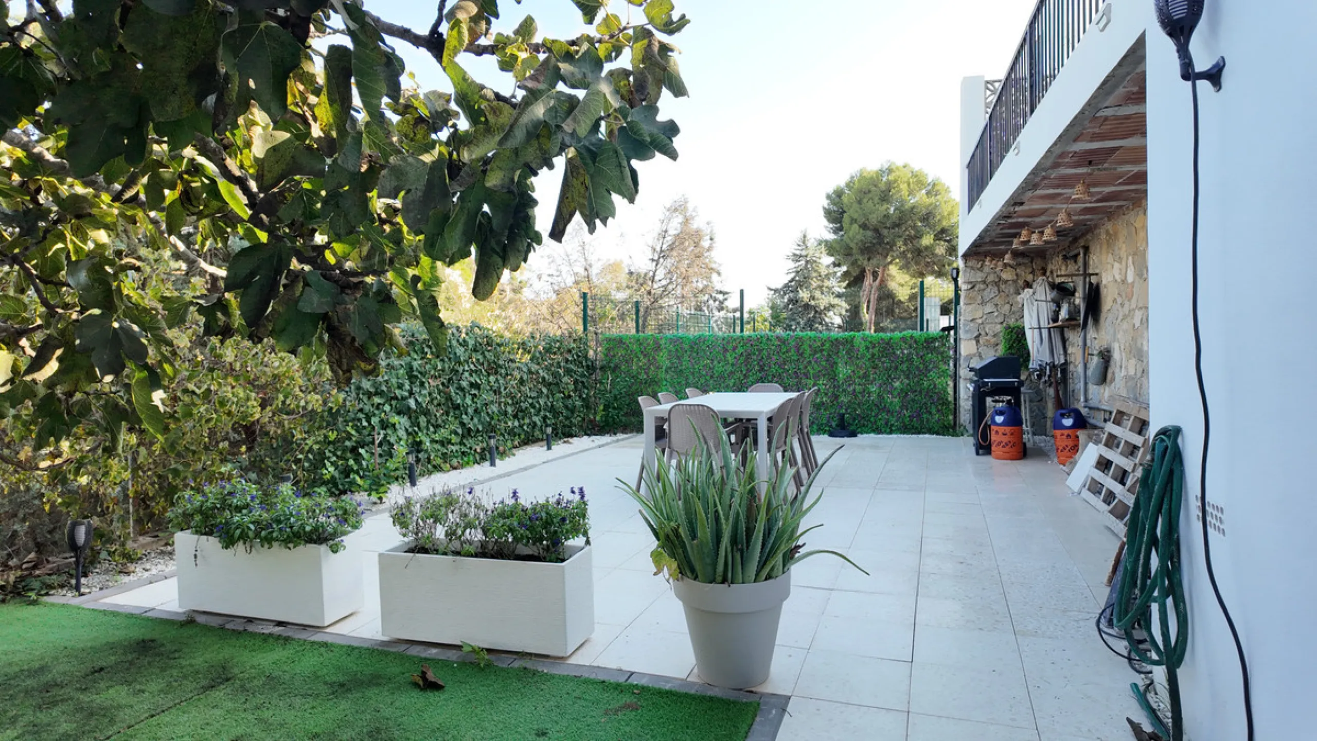 Location: Exclusive area of Sierra, just minutes from the centre of Fuengirola, Costa del Sol beaches and urban services. It offers tranquility with open views to green areas and mountains, ideal to disconnect without getting too far from the action.